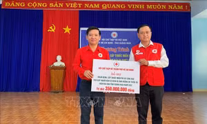 Khám, cấp phát thuốc miễn phí cho người dân khó khăn bị thiên tai 