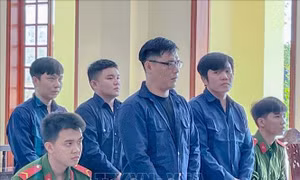 Phạt tù 4 bị cáo mua bán người dưới 16 tuổi làm tiếp viên quán karaoke
