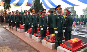 An táng 16 hài cốt liệt sĩ, quân tình nguyện Việt Nam hy sinh tại Lào và Campuchia