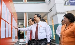 Chủ tịch Quốc hội kiểm tra công tác bầu cử tại TP Hồ Chí Minh