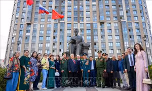 Từ Quảng trường Hồ Chí Minh tại Saint Petersburg hướng về Tổ quốc thân yêu