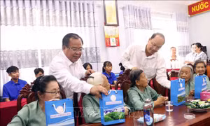 Thăm, tặng quà người yếu thế, chăm sóc mắt cho cựu chiến binh