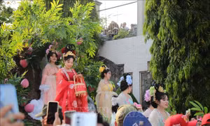Hàng nghìn người dự lễ rước kiệu Bà tại Miếu Bà Thiên Hậu