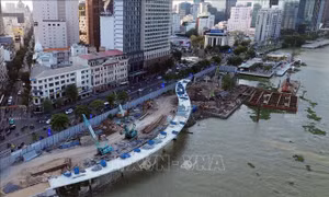 Điều chỉnh thời gian lai dắt nhịp chính, cầu đi bộ qua sông Sài Gòn chưa thể hợp long