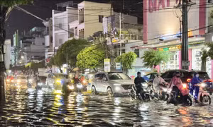 Nhiều tuyến đường ở thành phố Long Xuyên ngập nặng sau mưa lớn