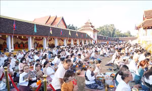 Độc đáo nghi lễ Xaybath tại Boun Thatluang của Lào
