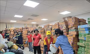 Liên tục các chuyến hàng cứu trợ từ đất Mỏ vào vùng lũ Lâm Đồng