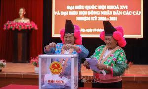 Đồng bào các dân tộc gửi gắm niềm tin qua lá phiếu