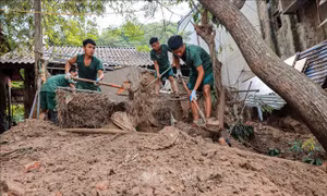 Xúc động hình ảnh 'Bộ đội Cụ Hồ' giúp dân khắc phục hậu quả bão lũ