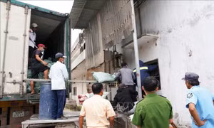 Phát hiện xe đầu kéo chở 30 tấn thực phẩm không rõ nguồn gốc