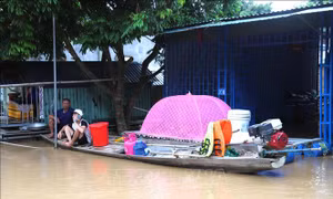 Khẩn trương tiếp cận các bản làng bị cô lập bởi lũ lụt để hỗ trợ người dân