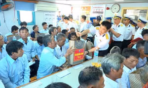 Bàn giao 33 ngư dân gặp nạn trên biển cho gia đình