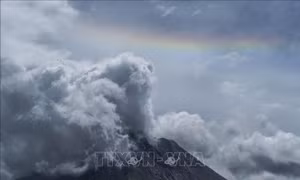 Indonesia: Nâng cảnh báo núi lửa Sinabung, sơ tán người dân hai ngôi làng