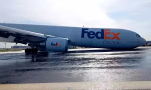 Động cơ bốc cháy, máy bay chở hàng của FedEx hạ cánh khẩn cấp