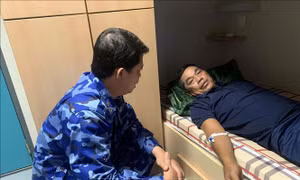 Cảnh sát biển kịp thời đưa ngư dân bị bệnh vào Trường Sa Lớn điều trị