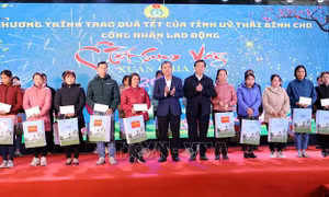 Trao quà Tết của Chủ tịch Quốc hội tặng người lao động có hoàn cảnh khó khăn