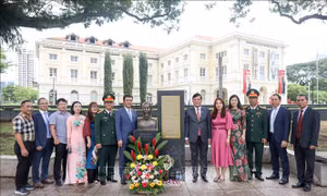 Dâng hoa tưởng nhớ Bác tại Singapore