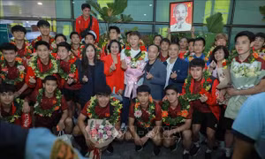 Người hâm mộ Hà Nội nồng nhiệt chào đón đội tuyển bóng đá U22 Việt Nam