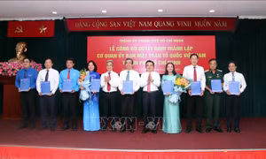 Trao quyết định thành lập cơ quan Ủy ban MTTQ Việt Nam Thành phố Hồ Chí Minh