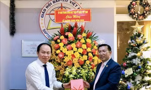 Chia vui cùng các chức sắc và đồng bào có đạo dịp Giáng sinh, năm mới