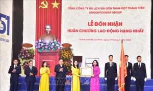 Phó Chủ tịch nước trao Huân chương Lao động hạng Nhất cho Saigontourist Group