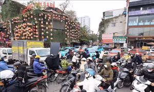 Đường phố Thủ đô đông nghịt dịp cận Tết Nguyên đán