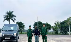 Phát hiện ô tô chở 75 bao tải chứa 300 bình 'khí cười'