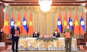 Việt Nam trao tặng nhiều Huân chương cao quý cho Bộ Công an Lào