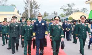 Bộ trưởng Phan Văn Giang thăm Đại đội Biên phòng và tưởng niệm liệt sĩ cách mạng nhân dân Trung - Việt