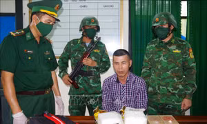 Liên tiếp bắt giữ nhiều đối tượng vận chuyển trái phép chất ma túy