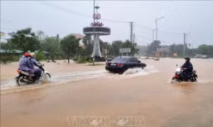 Nhiều tuyến đường tại Quảng Trị bị ngập, ách tắc do mưa lớn