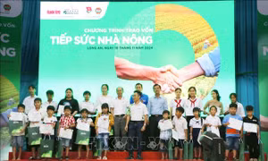 Trao 'cần câu' để nông dân cải thiện sinh kế