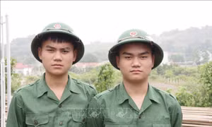 Ước mơ trở thành 'Bộ đội Cụ Hồ' của hai anh em sinh đôi
