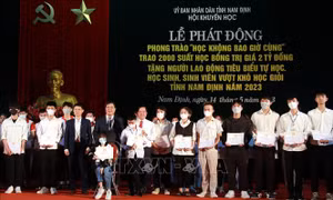 Trao 2.000 suất học bổng 'Học không bao giờ cùng' cho người dân Nam Định