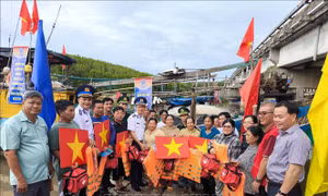 Cảnh sát biển Việt Nam đồng hành với ngư dân
