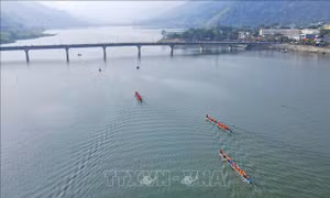 Rộn ràng Lễ hội Đua thuyền đuôi én ở Mường Lay