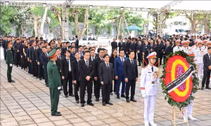  Đoàn các bộ ngành, đoàn thể viếng Tổng Bí thư Nguyễn Phú Trọng 