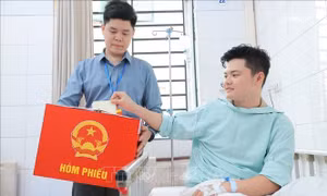 Hòm phiếu lưu động đến với cử tri tại Bệnh viện Hữu nghị Việt - Đức