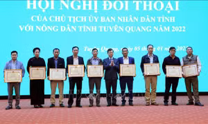 Chủ tịch UBND tỉnh Tuyên Quang đối thoại với nông dân