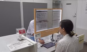 Màn hình phiên dịch trong suốt, thu hẹp rào cản ngôn ngữ tại các nhà ga Tokyo