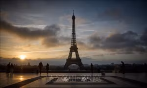 Cầu thang Tháp Eiffel lên sàn đấu giá, hứa hẹn lập kỷ lục mới