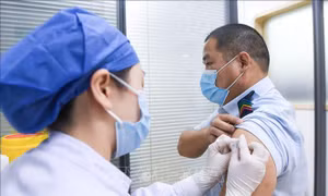 Khoảng cách giữa các mũi vaccine dài hơn giúp tăng hiệu qua chống các biến thể phụ của Omicron