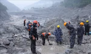 Nepal triển khai chôn cất nạn nhân thiệt mạng do lũ quét