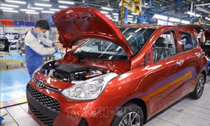 Thị trường ô tô 'giảm tốc' chờ thông tin giảm lệ phí trước bạ