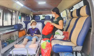 Chuyến xe 0 đồng, bữa cơm tất niên ấm lòng bệnh nhi ngày cuối năm