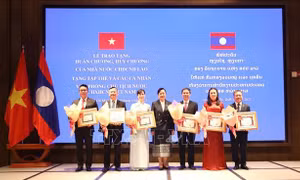 Trao tặng Huân chương, Huy chương của Nhà nước Lào cho Văn phòng Chủ tịch nước