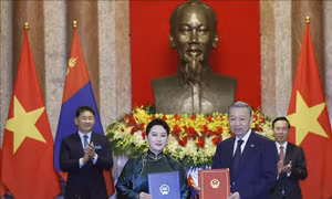 Chủ tịch nước Võ Văn Thưởng và Tổng thống Mông Cổ chứng kiến Lễ ký kết các văn bản hợp tác giữa hai nước