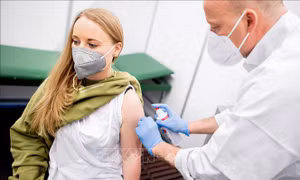 WHO: Khuyến khích tiêm vaccine khi cúm mùa và COVID-19 cùng hoành hành