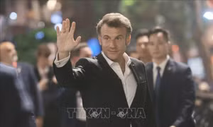 Tổng thống Pháp Emmanuel Macron và Phu nhân dạo phố cổ Hà Nội