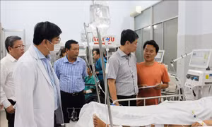 Vụ xe ô tô lao xuống vực ở Lâm Đồng: Thăm hỏi các nạn nhân đang điều trị tại bệnh viện